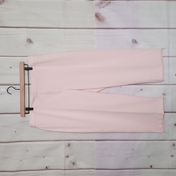 Chico's Pants - NWT Chico's Ruffle Pink Relaxed Capri Chico's Size 2.5 (14)